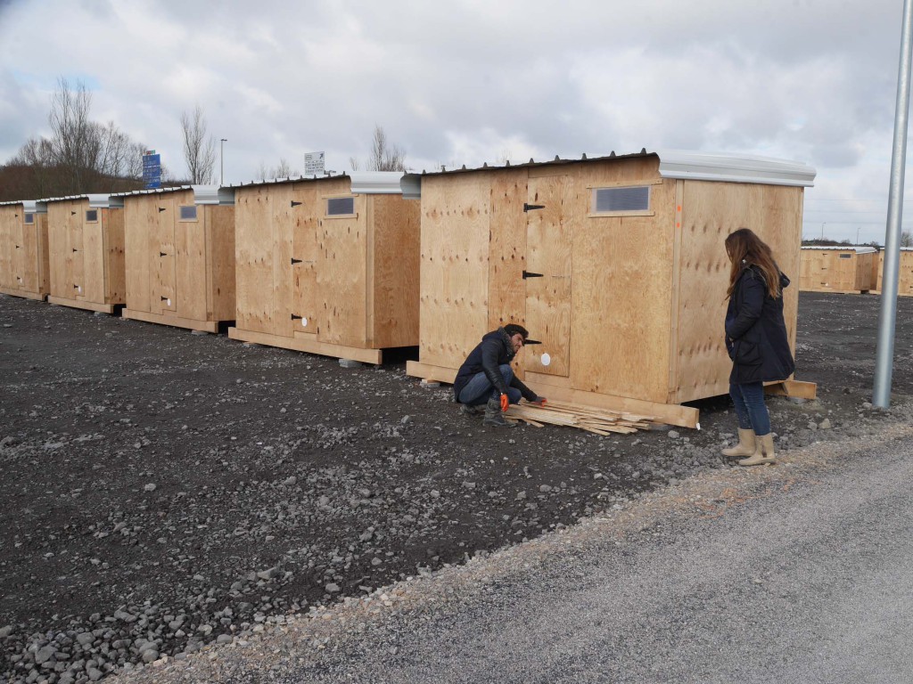 The new site, developed by MSF is ready for people to move in. These people used to live in the cold and muddy camp of Basroch. The moving to the new site, which is located at the border of Grande Synthe, begun March 7th and lasted a few days. This operation is led by both MSF and the municipality of Grande Synthe, its aim is to provide decent living conditions to the refugees, such as dry shelters.