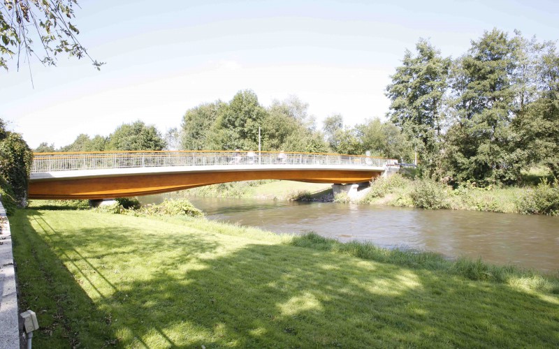 B6 – Des ponts-sculptures à l’aide de bois massifs collés